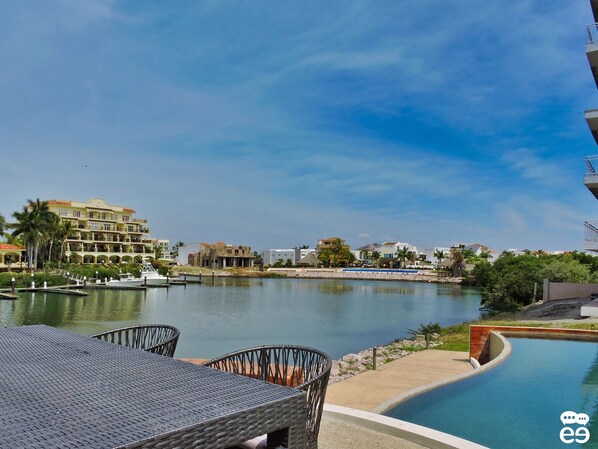 华丽公寓式客房, 海湾景观 | 起居区 | 平板电视