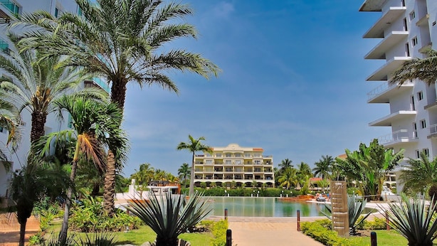 Deluxe Condo, Bay View | Living area | Flat-screen TV - Lujoso departamento con vista a la marina (K) (Mazatlán)