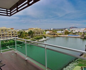 Deluxe Condo, Bay View | Balcony - Lujoso departamento con vista a la marina (K) (Mazatlán)