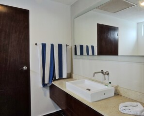 华丽公寓式客房, 海湾景观 | 浴室 | 毛巾