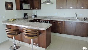 Deluxe Condo, Bay View | Private kitchen | Full-sized fridge, microwave, stovetop, cookware/dishes/utensils - Lujoso departamento con vista a la marina (K) (Mazatlán)