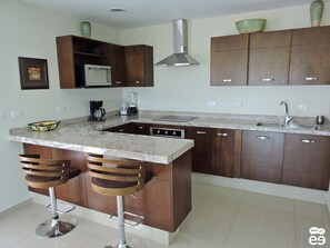 Deluxe Condo, Bay View | Private kitchen | Full-sized fridge, microwave, stovetop, cookware/dishes/utensils - Lujoso departamento con vista a la marina (K) (Mazatlán)