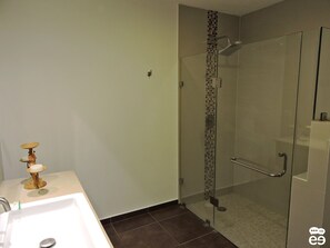 Deluxe Condo, Bay View | Bathroom shower - Lujoso departamento con vista a la marina (K) (Mazatlán)