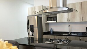 Deluxe-Apartment, eingeschränkter Meerblick | Eigene Küche
