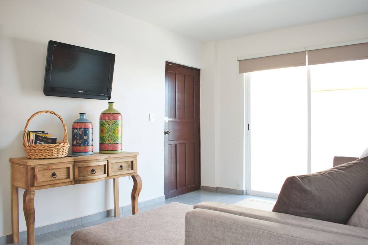 Departamento Deluxe, 2 habitaciones, vista parcial al océano, frente al mar | Área de sala de estar | Televisión de pantalla plana