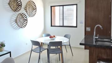 Condo Deluxe, vista parcial al océano | Servicio a la habitación