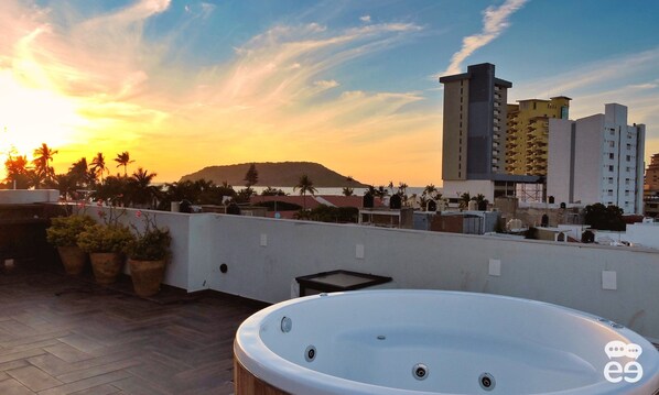 Condo Deluxe, vista parcial al océano | Terraza o patio