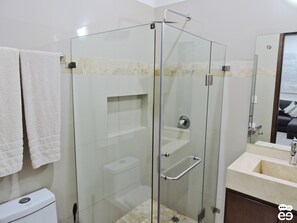 Condo Deluxe, vista parcial al océano | Baño | Regadera, regadera tipo lluvia, secadora de cabello, toallas 