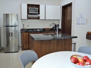 Condo Deluxe, vista parcial al océano | Cocina privada | Refrigerador con congelador, microondas y parrilla de estufa 