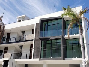 Vista frontal de la propiedad