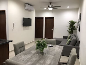 Condo Deluxe, vue partielle sur l'océan | Aire de séjour | Téléviseur à écran plat