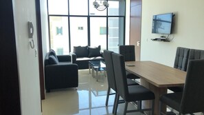 Deluxe-Apartment, eingeschränkter Meerblick | Wohnbereich | Flachbildfernseher