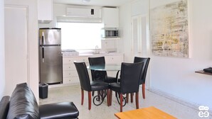 Appartement Tradition, vue partielle sur l'océan | Cuisine privée | Grand réfrigérateur, micro-ondes, plaque de cuisson