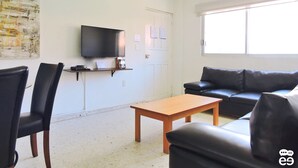 Appartement Tradition, vue partielle sur l'océan | Salle de séjour | Télévision à écran plat