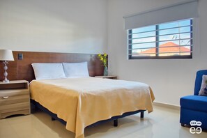Condo Deluxe, vista parcial al océano | 2 habitaciones, wifi gratis y ropa de cama