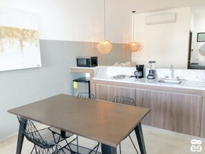 Loft Deluxe, vista a la ciudad | Cocina privada | Frigobar, microondas y utensilios de cocina 