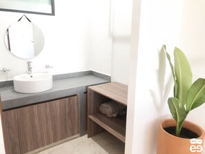 Loftsrom – deluxe, byutsikt | Bad | Dusj og håndklær