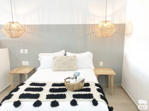 Loftsrom – deluxe, byutsikt | Wi-fi (inkludert) og sengetøy