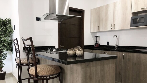 Apartamento Deluxe | Cocina privada | Frigorífico grande, microondas, trona infantil y utensilios de cocina