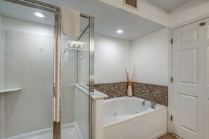 Combined shower/tub, towels