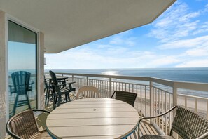 Outdoor dining - This bright sunny condo is the perfect getaway. | Crescent Shores S. -  606 (North Myrtle Beach)