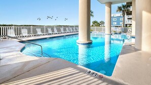 Una piscina con un indicador de profundidad de 3 pies, sillas reclinables blancas y una cerca blanca.