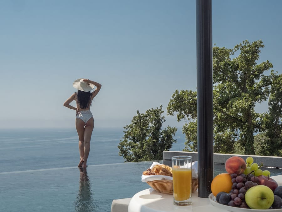 Una piscina al aire libre de temporada, sombrillas