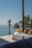 Una piscina al aire libre de temporada, sombrillas