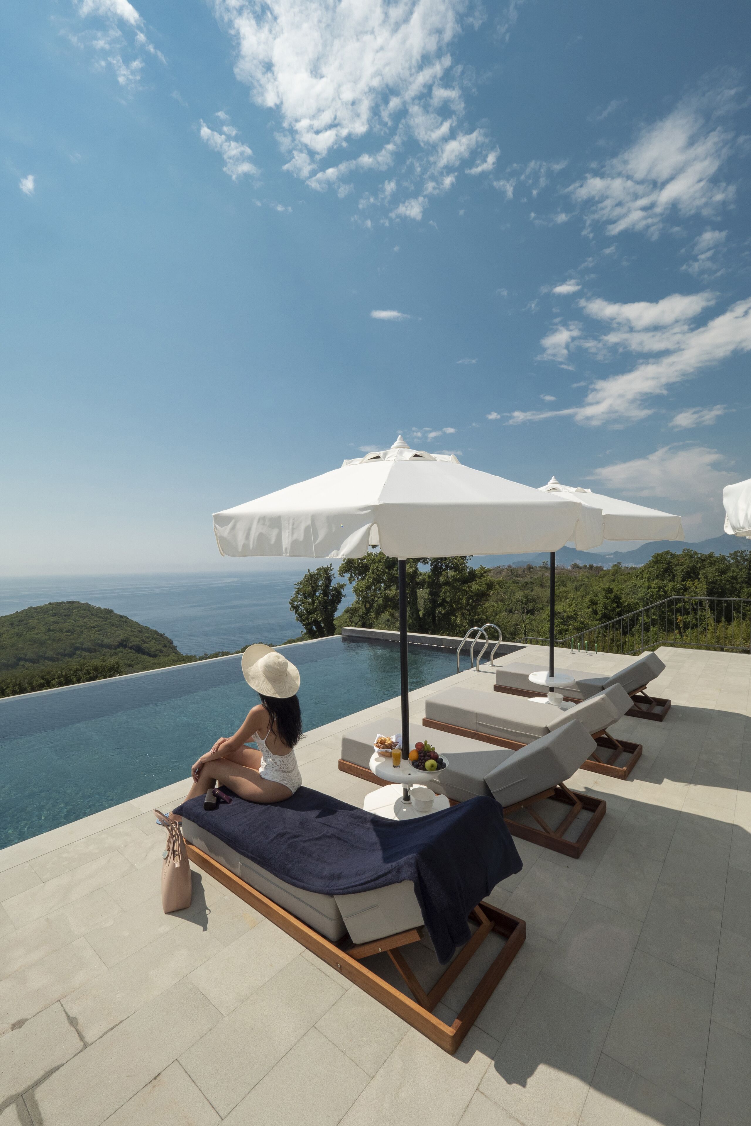 Piscine extérieure (ouverte en saison), parasols de plage