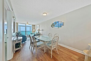 Dining - Lovely 2 bedroom condo with a gorgeous ocean view! | Laguna Keyes -  910 (North Myrtle Beach)