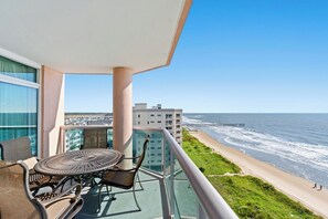 Outdoor dining - Warm and inviting 4 bedroom condo in the Cherry Grove area | Laguna Keyes - 1002 (North Myrtle Beach)