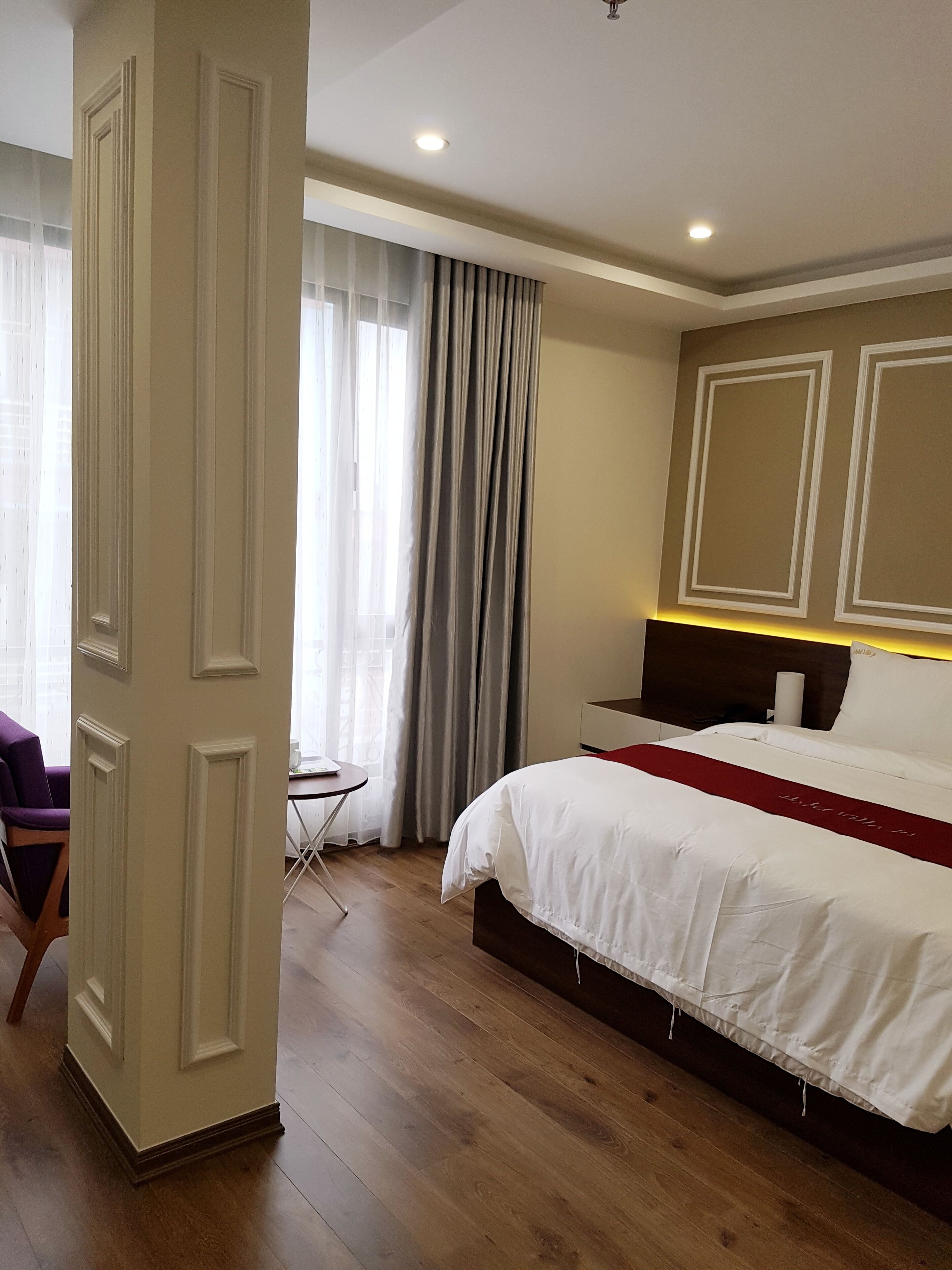 Una habitación de hotel con una cama grande, un escritorio y una silla.