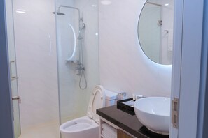 Quarto luxo | Banheiro | Chuveiro, chuveiro com efeito de chuva, produtos de toalete de grife 