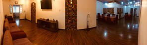 Coin salon dans le hall
