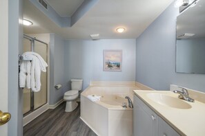 Combined shower/bathtub, towels