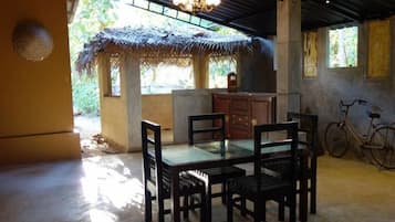 Tägliches Frühstücksbuffet (4 USD pro Person)