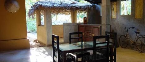 Daily buffet breakfast (USD 4 per person)