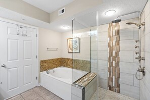Combined shower/bathtub, towels