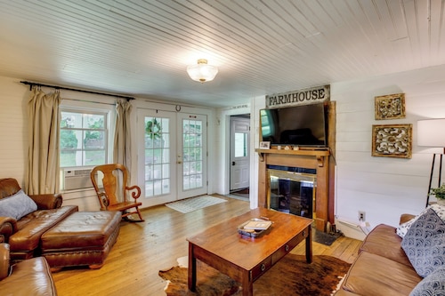 'Lil Red Hen' Cottage in the Boone Area w/ Hot Tub