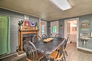 Dining - 'Lil Red Hen' Cottage in the Boone Area w/ Hot Tub (West Jefferson)