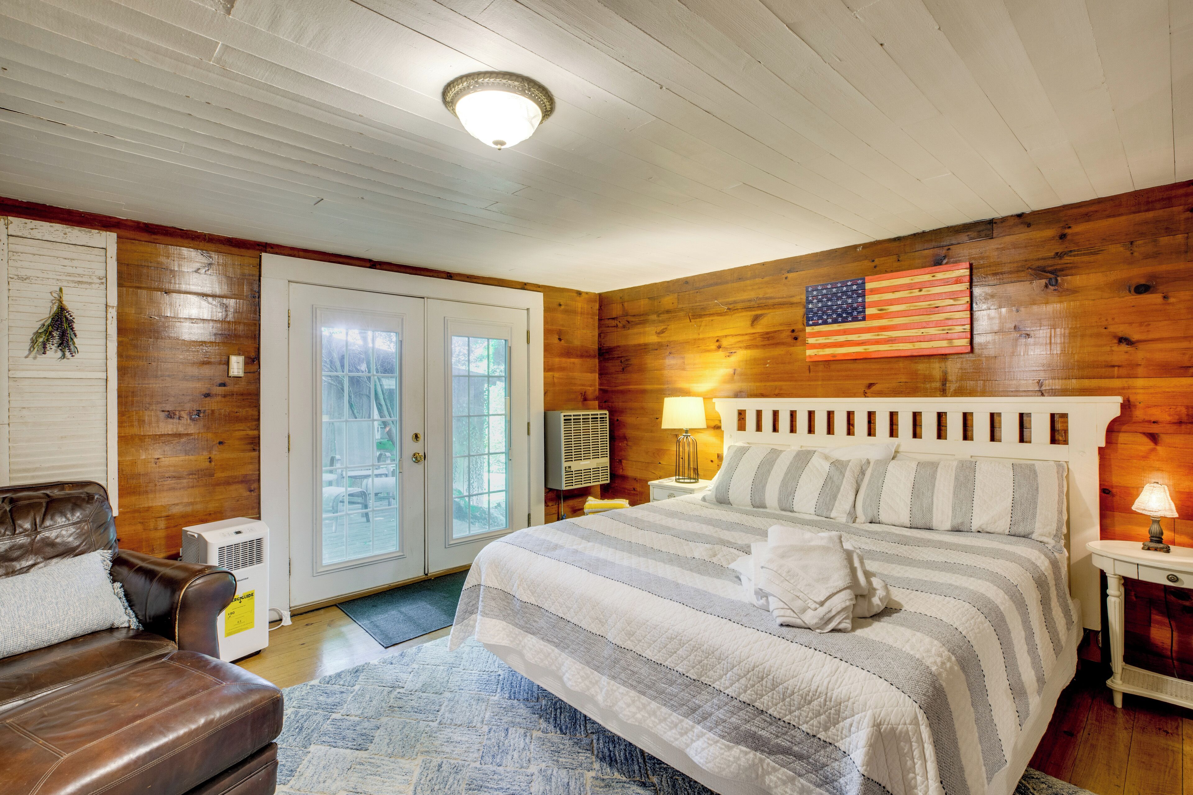 4 bedrooms, iron/ironing board, internet, bed sheets