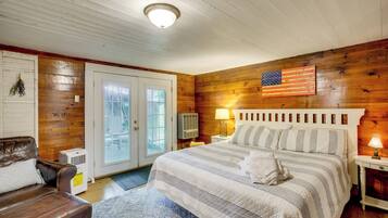 4 bedrooms, iron/ironing board, internet, bed sheets