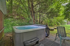 Outdoor spa tub - 'Lil Red Hen' Cottage in the Boone Area w/ Hot Tub (West Jefferson)