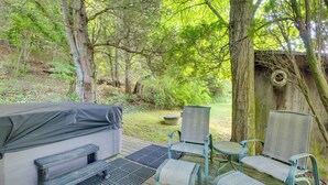 Une terrasse dotée de mobilier d’extérieur, comprenant un canapé, des chaises et une table.