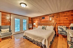 4 bedrooms, iron/ironing board, Internet, bed sheets - 'Lil Red Hen' Cottage in the Boone Area w/ Hot Tub (West Jefferson)