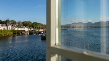 Casa de lujo, baño en la habitación, vista al puerto (Quay House) | Interior