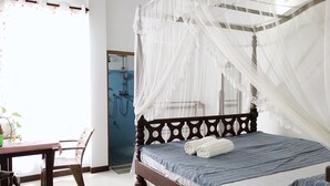 Basic Double Room | Desk, WiFi (free) - MOLLYS HOUSE MIRISSA (Mirissa)