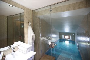 Premium Double Room (Suite n9) | Cots/infant beds, rollaway beds, free WiFi, bed sheets - Mas La Casassa (Sant Gregori)