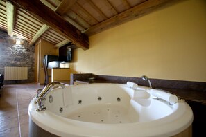 Superior Studio Suite, Jetted Tub (Room N10) | Jetted bathtub