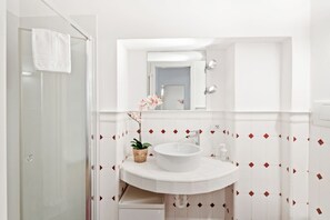 Dusche, Haartrockner, Bidet, Handtücher